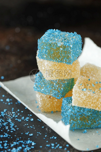 蓝色的黄深背景糖甜沙中自制的黄色和蓝果酱糖冻豆五颜六色的果冻糖复制文本空间立方体图片