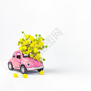 假期浪漫俄罗斯莫科2019年月3日019年3月8日国际妇女节卡配有玩具模型回汽车的玩具旧在白背景华伦人节上送花束女图片