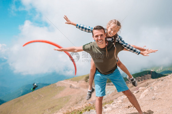 夏天欧洲荒无人烟的街头流浪高加索旅游者度假行探索欧洲城市的年轻美女在欧洲荒无人烟的街道上行走高加索旅游者年轻的美丽女士在寻找欧洲图片