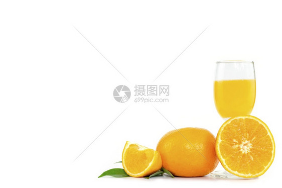 玻璃杯中新鲜的橘子汁装饰柑水果和橙色叶子白底面有复制空间液体泰国对的图片