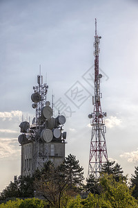 关联建造配备控制装置和天线发射器移动通信中继器的移动通信塔用于移动通信和互联网络工程师图片
