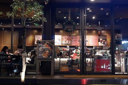 台北湾2018年月日人们在夜里喝咖啡星巴克中享受的呼声晚上人们在星巴克咖啡中享受的呼声公司微笑购物中心图片