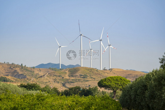 地球意大利卡拉布里亚田间和草原风力涡轮机建设全景的节能和绿色生态概念CalabriaCalabria可持续的天空图片