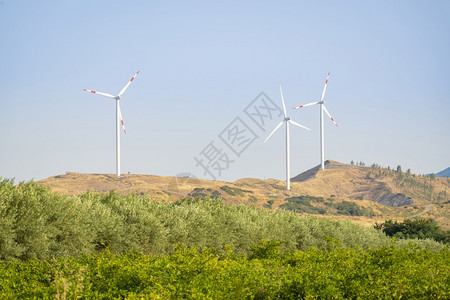 效率意大利卡拉布里亚田间和草原风力涡轮机建设全景的节能和绿色生态概念CalabriaCalabria塔电图片