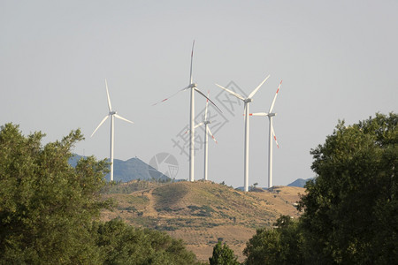 行业天空意大利卡拉布里亚田间和草原风力涡轮机建设全景的节能和绿色生态概念CalabriaCalabria塔图片