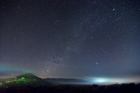 星银河系在列奥尼德陨石夜空与山上喷雾的莱昂尼德流星雨中长于月亮泰国闪光下山上有莱昂尼德流星雨自然黑暗的图片