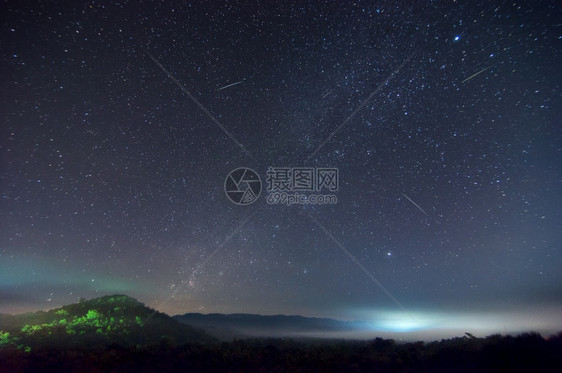 星银河系在列奥尼德陨石夜空与山上喷雾的莱昂尼德流星雨中长于月亮泰国闪光下山上有莱昂尼德流星雨自然黑暗的图片