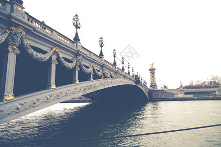 著名的真实在美丽法国巴黎城市塞纳河的景象中教科文组织图片