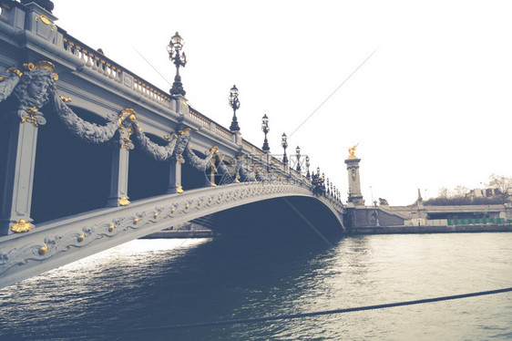 著名的真实在美丽法国巴黎城市塞纳河的景象中教科文组织图片