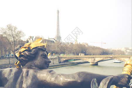 在美丽的法国巴黎城市塞纳河的景象中莱斯旅游央图片