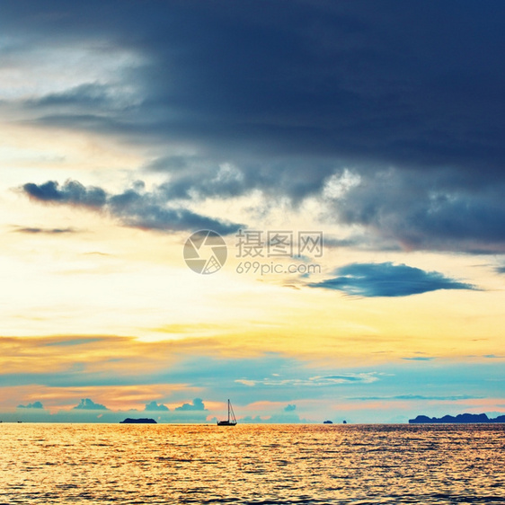 黄色的船戏剧宁静海面上美丽日落图片