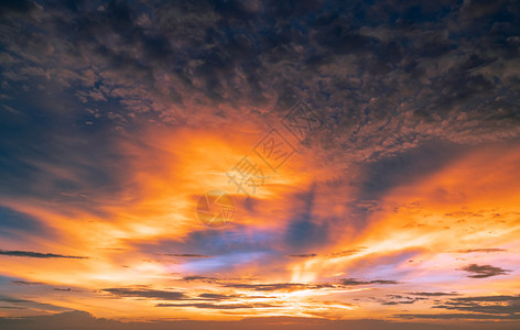 安静的黄昏景观美丽日落天空黄金和橙色天空以及有阳光照耀上帝的乌云大自然背景的本源中的力量定律和灵感抽象背景美丽阳光图片