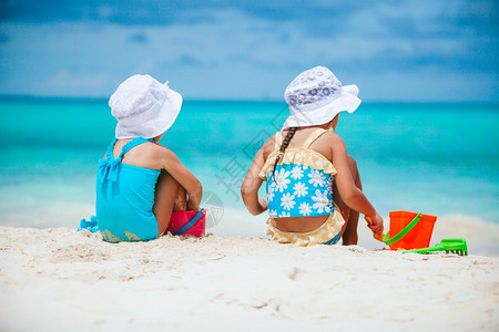 马尔代夫美丽的童年小女孩在热带海滩玩得开心一起沙堡两个快乐的小女孩在热带海滩玩得很开心图片