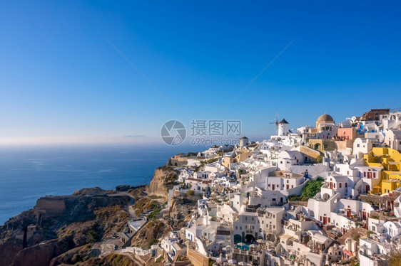 旅行白天游的希腊圣托里尼蒂拉岛白房子和山边Oia白宫村的风车和桑托里尼山边的风车图片