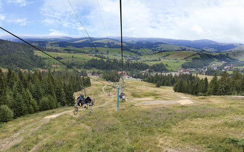 下坡采取一种喀尔巴阡山脉美丽的地景观在卡帕山的地景观下搭载光客乘坐轮椅起吊车的山上升图片
