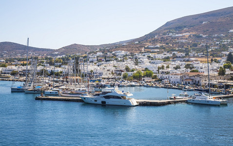 希腊帕里基亚2017年9月日帕里基亚镇和码头有游艇船只希腊语旅行丰富多彩的图片