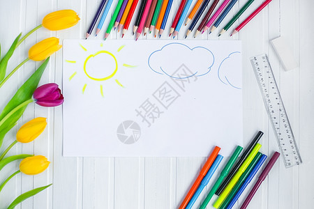 快乐的一种童子手用彩色铅笔涂在木制桌上一张白纸童子手用彩色铅笔画在纸上年轻的图片