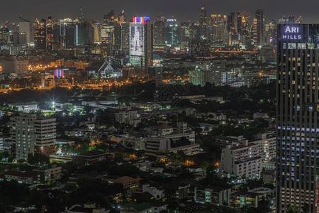 街道建筑物现代的曼谷泰国20年8月日曼谷市中心城风景晚上有摩天大楼给城市一个现代风格的焦点图片
