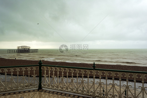 黑暗的云景建筑学英国布赖顿西码头的远视海边Brighton西码头的远视英国格兰图片