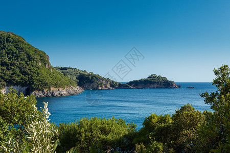 希腊科孚环绕着岩石海岸的蓝色环礁湖科孚岛自然旅行图片