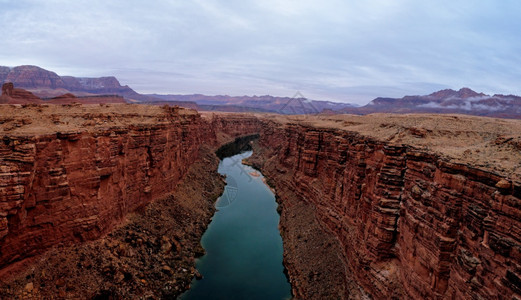 风景Navajo桥的绿色彩河流全景冬季天气过多云的水图片