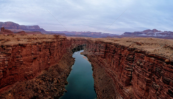 风景Navajo桥的绿色彩河流全景冬季天气过多云的水图片