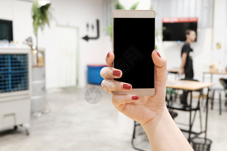利润女手握移动智能电话屏幕用于模拟设计和其他应用程序显示背景的女子手持移动智能机屏幕餐厅背景模糊男人钱图片