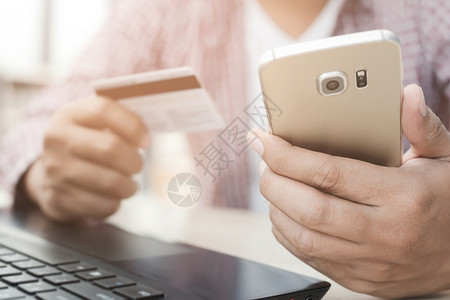 家购物商人正在使用信卡网上购买产品以网络图片
