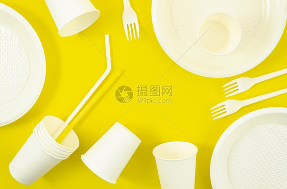 白色的各种塑料可支配餐桌用具的清晰度和高品质美容照片各种白色塑料可处置餐用具高质量和清晰度优美照片概念拿铁马克杯图片