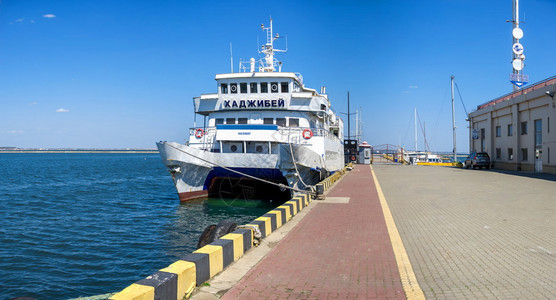 建造黑色的海乌克兰奥德萨04219旅游季节开始时在奥德萨港的旧游艇船尾巴马兰老图片