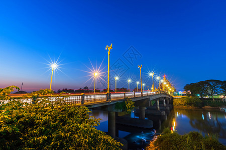 移动市中心泰国Phitsanulok的Suphangkanlaya桥上路夜光交通灯的颜色抽象图片