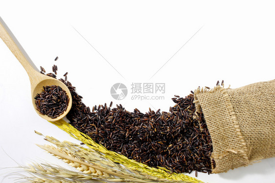 解雇黑茉花大米或袋装的莓白背景面粉米饭黑茉莉或麻袋里的浆上贴有合成品复制空间概念的泰海近米健康或者图片