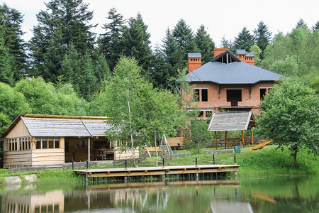 住宅乡村的乌克兰喀尔巴阡山脉湖岸上的现代小屋和观夜动物图片
