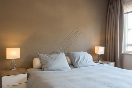 简单的现代卧室装饰和设计暖棕色热褐特贴装饰和现代卧室设计温暖棕色优质的床头板图片