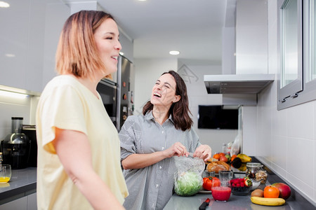 国内的简单健康食品概念在家庭厨房烹饪蔬菜夏沙拉的开心朋友厨师请享用图片