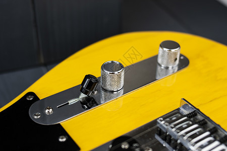 颜色捡起黄的收紧音调和量控制器以及经典黄色和黑电吉他手的开关图片