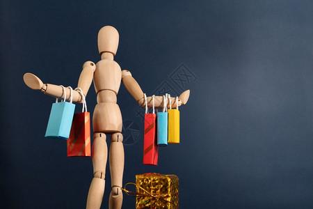 购物者快乐愉的商店木偶娃手上有很多购物袋乐趣狂图片