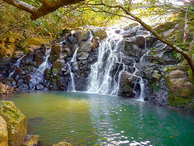 多云的安宁旅游Vacoas瀑布流动水毛里求斯岛图片