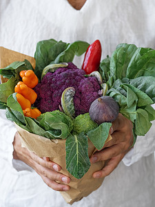 健康男人丰富多彩的手握新鲜蔬菜收割近距离切开口图片