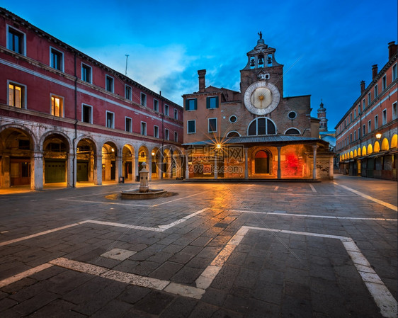 黎明塔街道SanacomodiRialto广场和教堂上午意大利威尼斯图片