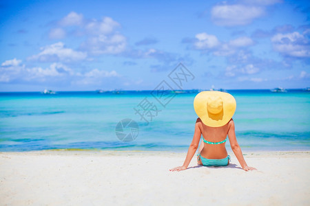 太阳镜乐趣闲暇在海滩晒太阳的年轻美女穿着帽子在海滩度假的年轻姑娘图片