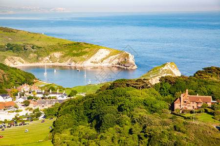 英国暑假目的地DorsetJurassic海岸Lullworthcove的空中航向蓝色日出悬崖图片
