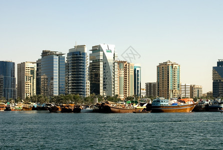 反射阿拉伯联合酋长国迪拜市溪的现代建筑DubaiCreek水团结的图片