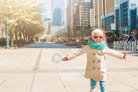 金子绿色薄荷可爱的小女孩在纽约市户外玩乐可爱的小女孩在纽约市图片