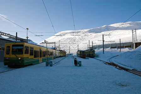 阿尔卑斯山泊在瑞士KleineScheidegg的列车带电顶峰图片