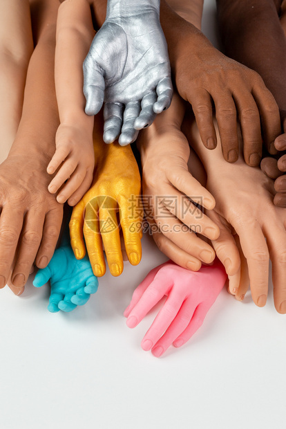 不同颜色和大小的硅酮假肢手为人植入的药剂briht人造的孩子们红色图片