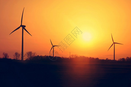 日落余晖下的电力风车图片