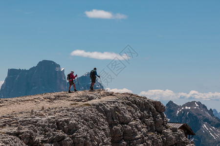 远足快乐的目后包装厂实现自己的目标获得山地人最高成功概念图片