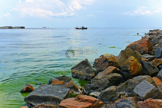 景观多岩石的在乌克兰奥查基夫附近有带岩石海岸的湾堆积在地上的大型巨石天空图片