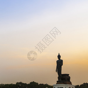 纪念碑大佛在夜晚黑暗的天空与明亮阳光在夜晚和平暮图片